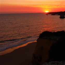 Bekijk de adembenemende zonsondergangen van Algarve