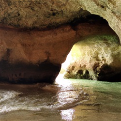 Ontdek de betoverende schoonheid van de lokale grotten in Algarve!